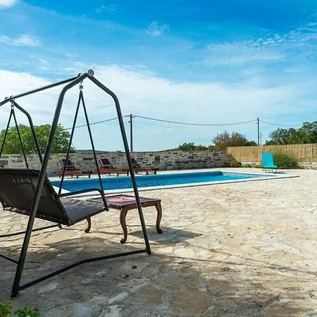 Irena Comfortable بنكوفاتش