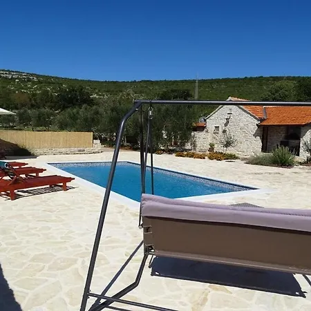 Irena Comfortable * بنكوفاتش